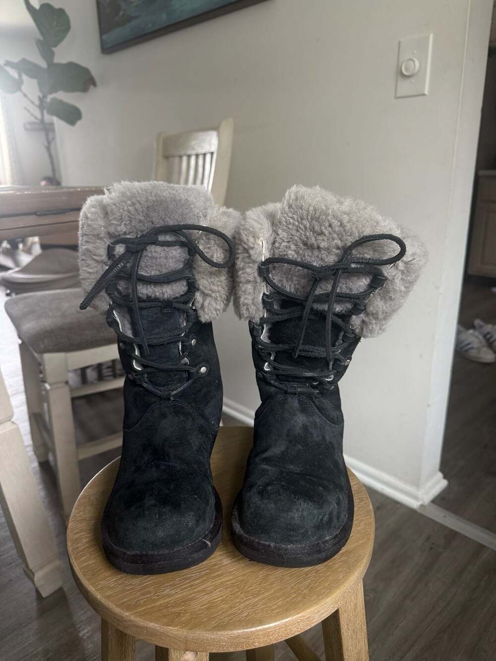 UGG Montclair Lace Up Boots Size 8 Black Suede Shearling Winter